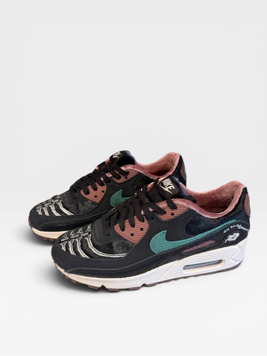 Nike Shoes - Nike Womens Air Max 90 Siempre Familia